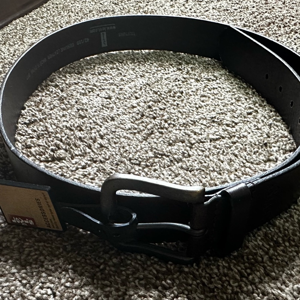Levi’s Genuine Leather Belt 42 Adjustable with Metal Buckle New